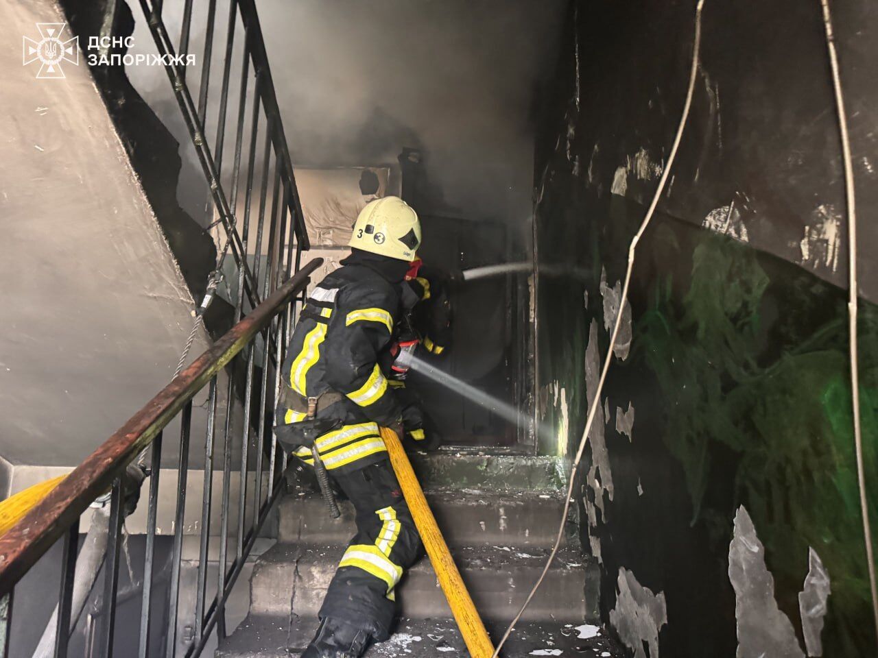В Запорожье вспыхнула многоэтажка: среди пострадавших - двое мальчиков. Фото, видео