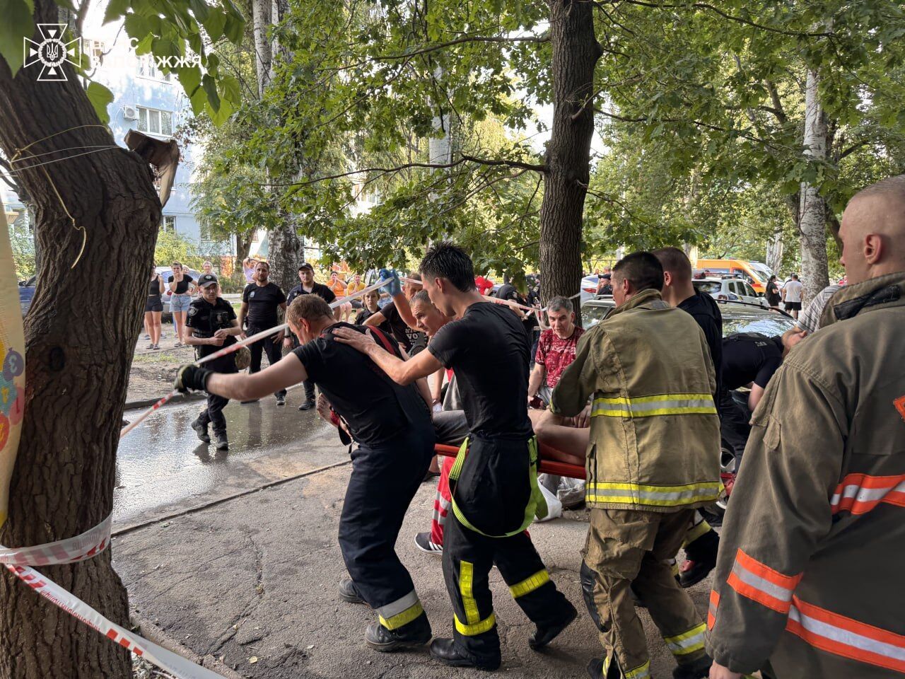 В Запорожье вспыхнула многоэтажка: среди пострадавших - двое мальчиков. Фото, видео