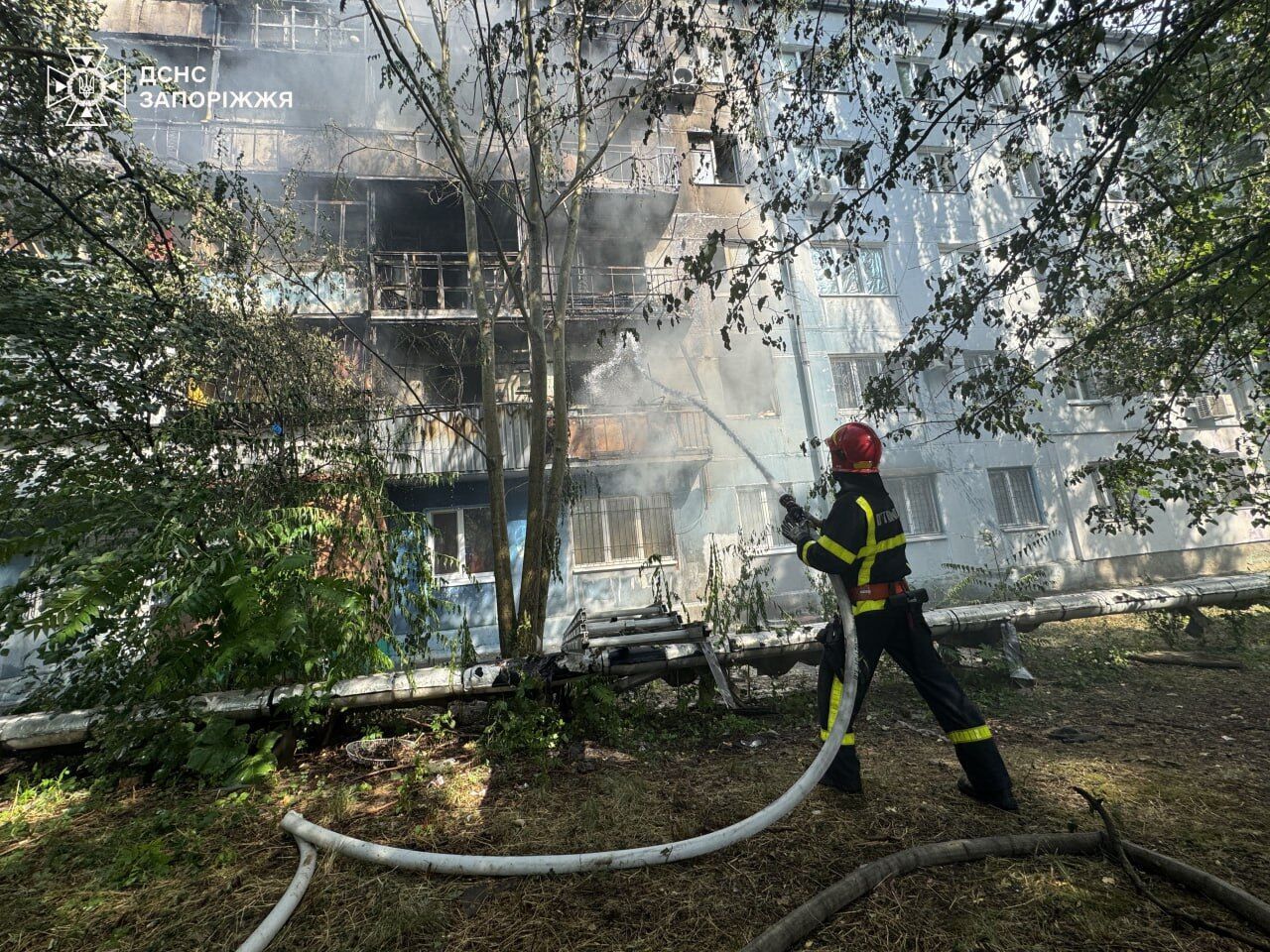 В Запорожье вспыхнула многоэтажка: среди пострадавших - двое мальчиков. Фото, видео