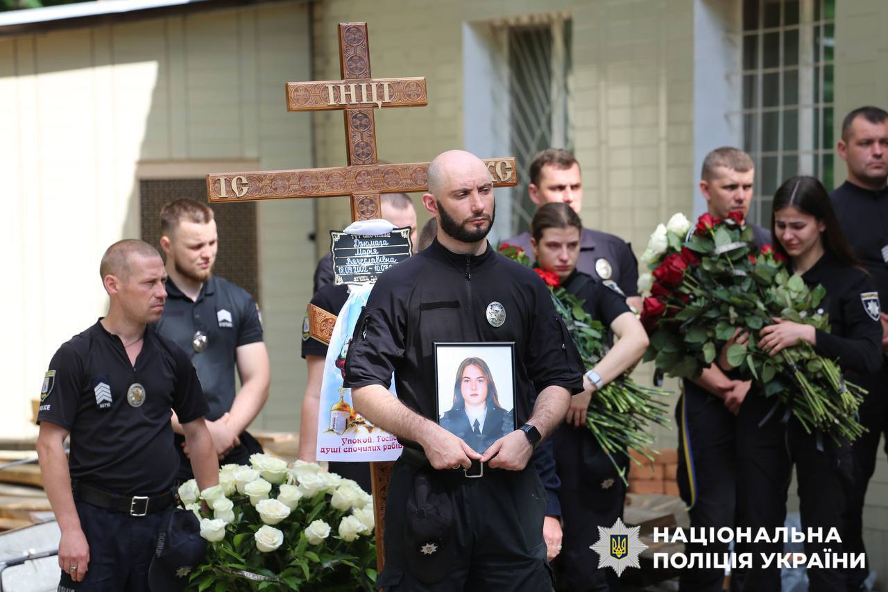 Погибла в результате обстрела РФ: в Киеве попрощались с полицейской столичного метрополитена Марией Дзюмагой. Фото и видео