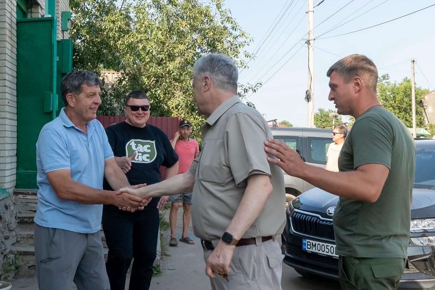 Порошенко на Сумщине привез генераторы для ДФТГ, которое охотится на "Шахеды"