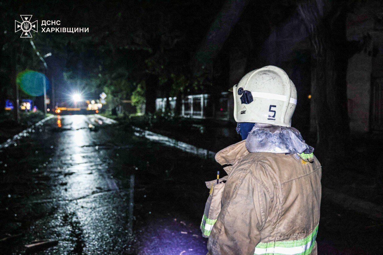 Харків та Дніпро накрила потужна негода: загинула жінка, серед постраждалих – дівчинка, немає світла і води. Відео