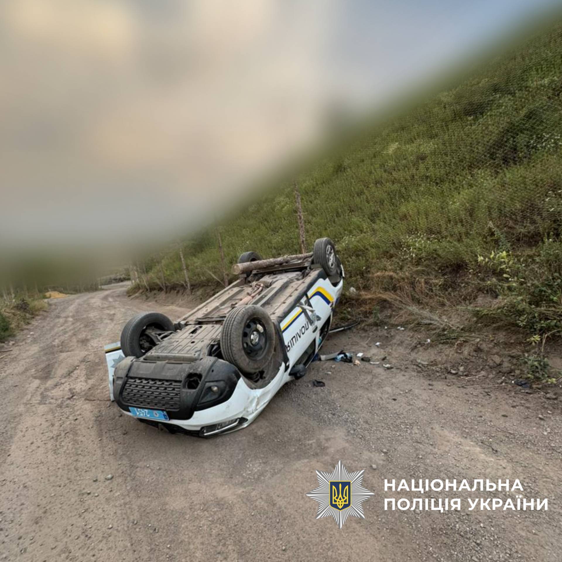 На Харьковщине вражеский дрон атаковал полицейское авто: есть раненые. Фото 18+