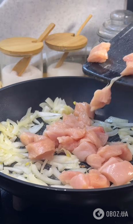 Молодой картофель по-новому: как вкусно приготовить овощ с курицей, сметаной и укропом