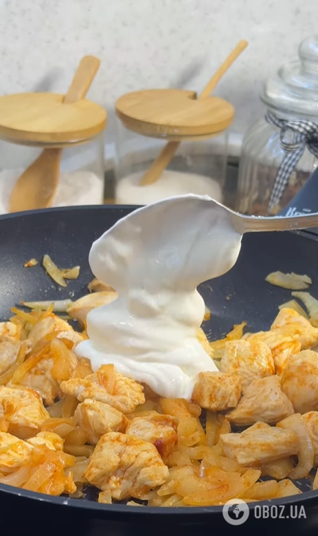 Молодой картофель по-новому: как вкусно приготовить овощ с курицей, сметаной и укропом