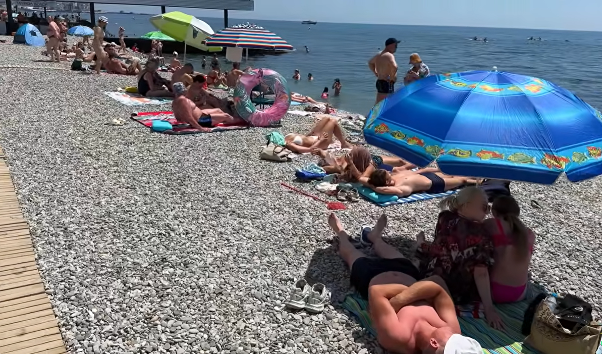 Приказано открыть аэропорт и заманить туристов в Крым: российские власти все еще надеются заработать на оккупированном полуострове