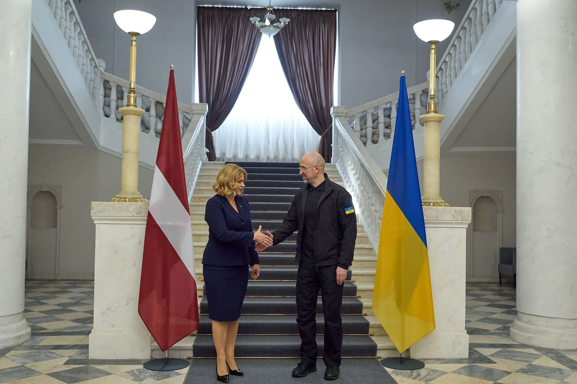 Прем'єрка Латвії передала Україні 15 БТР Patria: подробиці візиту і фото