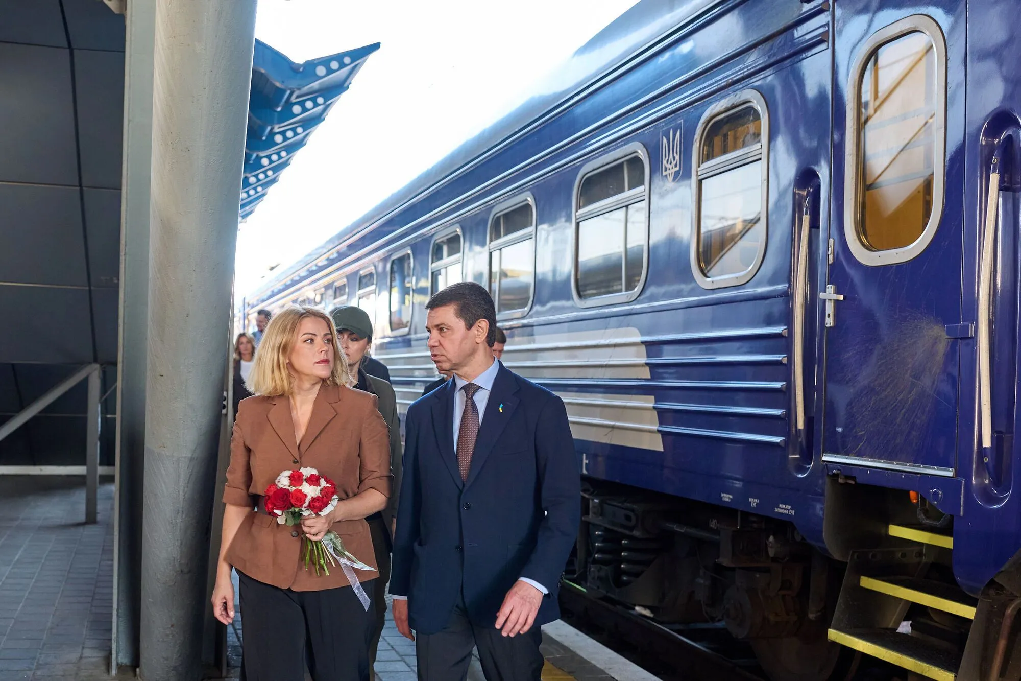 Прем'єрка Латвії передала Україні 15 БТР Patria: подробиці візиту і фото