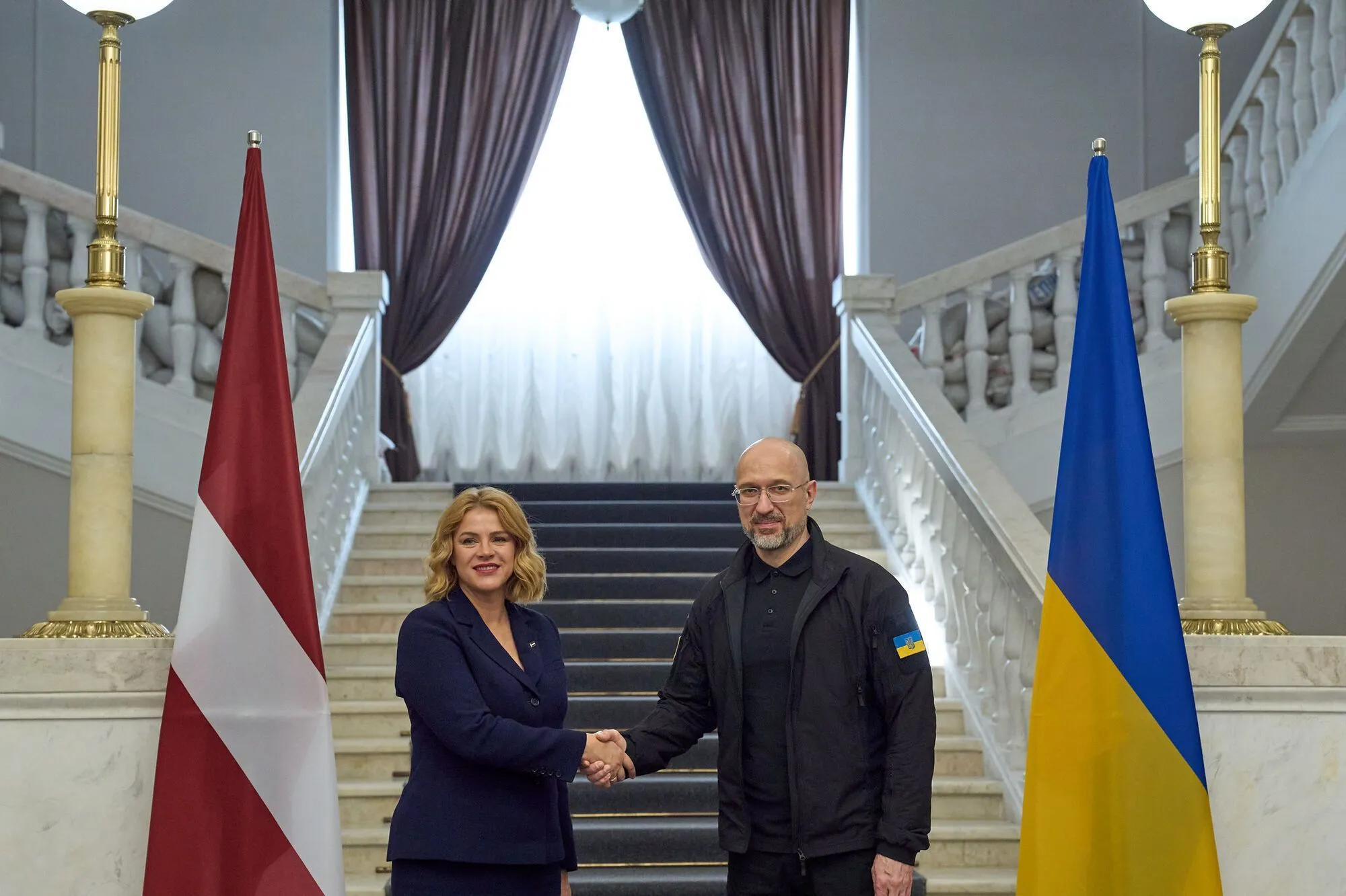 Прем'єрка Латвії передала Україні 15 БТР Patria: подробиці візиту і фото
