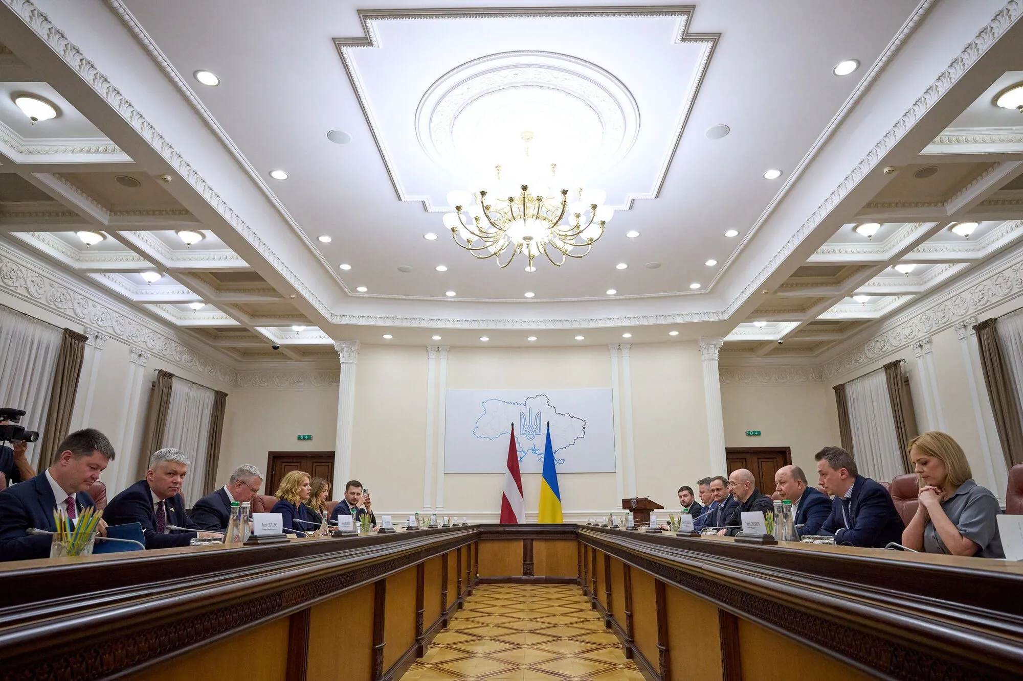 Прем'єрка Латвії передала Україні 15 БТР Patria: подробиці візиту і фото