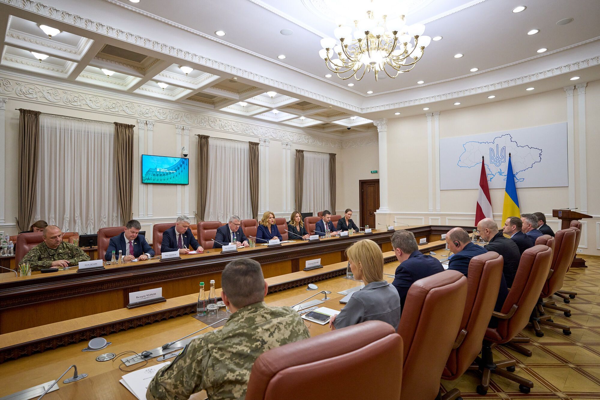 Прем'єрка Латвії передала Україні 15 БТР Patria: подробиці візиту і фото