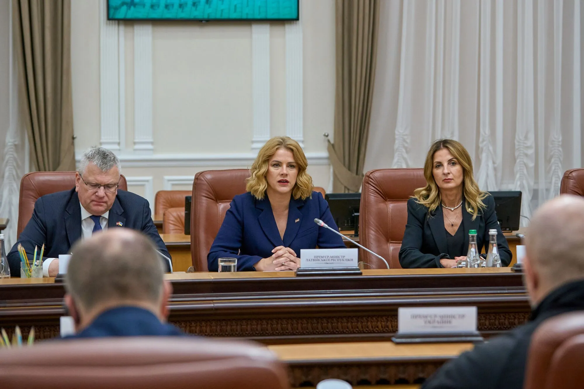 Прем'єрка Латвії передала Україні 15 БТР Patria: подробиці візиту і фото