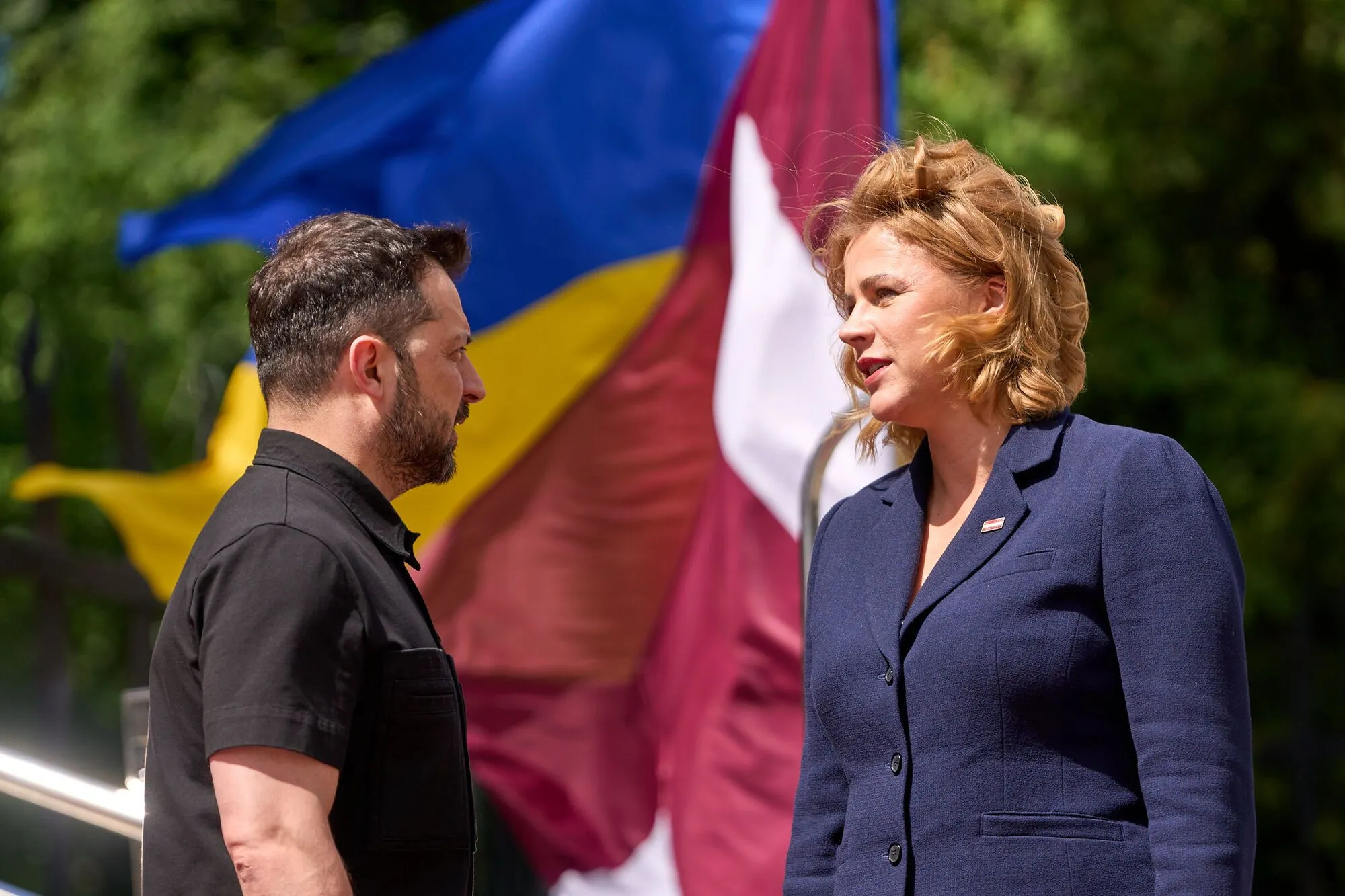 Прем'єрка Латвії передала Україні 15 БТР Patria: подробиці візиту і фото