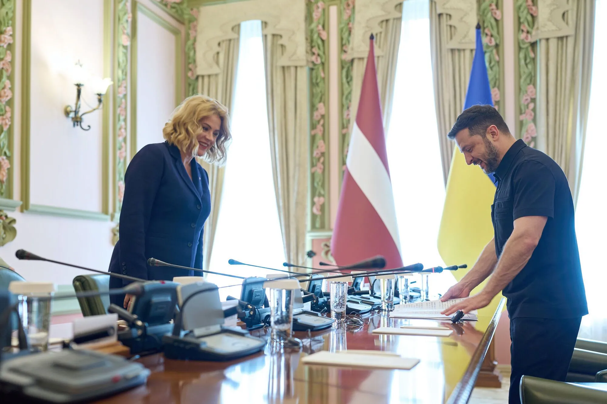 Прем'єрка Латвії передала Україні 15 БТР Patria: подробиці візиту і фото
