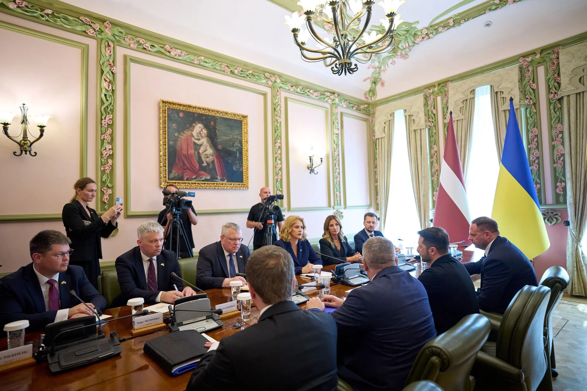 Прем'єрка Латвії передала Україні 15 БТР Patria: подробиці візиту і фото
