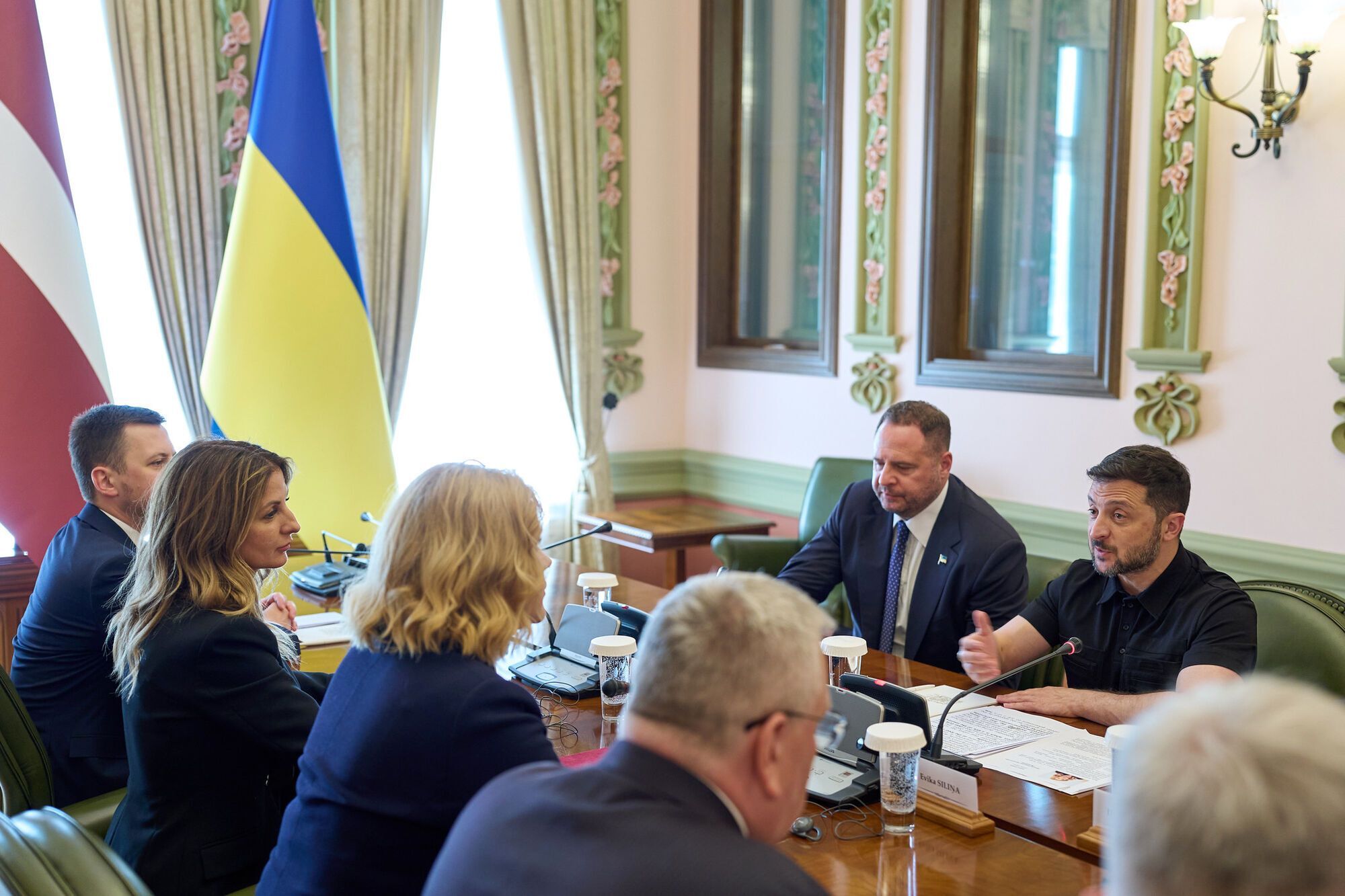 Прем'єрка Латвії передала Україні 15 БТР Patria: подробиці візиту і фото