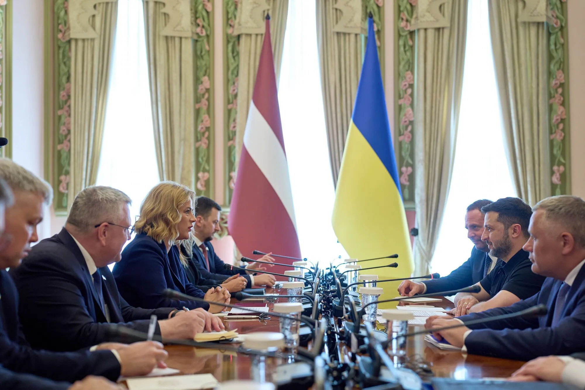 Прем'єрка Латвії передала Україні 15 БТР Patria: подробиці візиту і фото