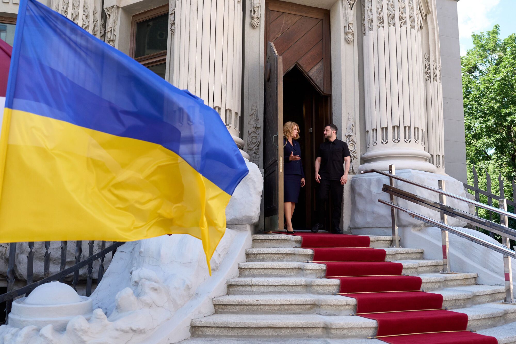 Прем'єрка Латвії передала Україні 15 БТР Patria: подробиці візиту і фото