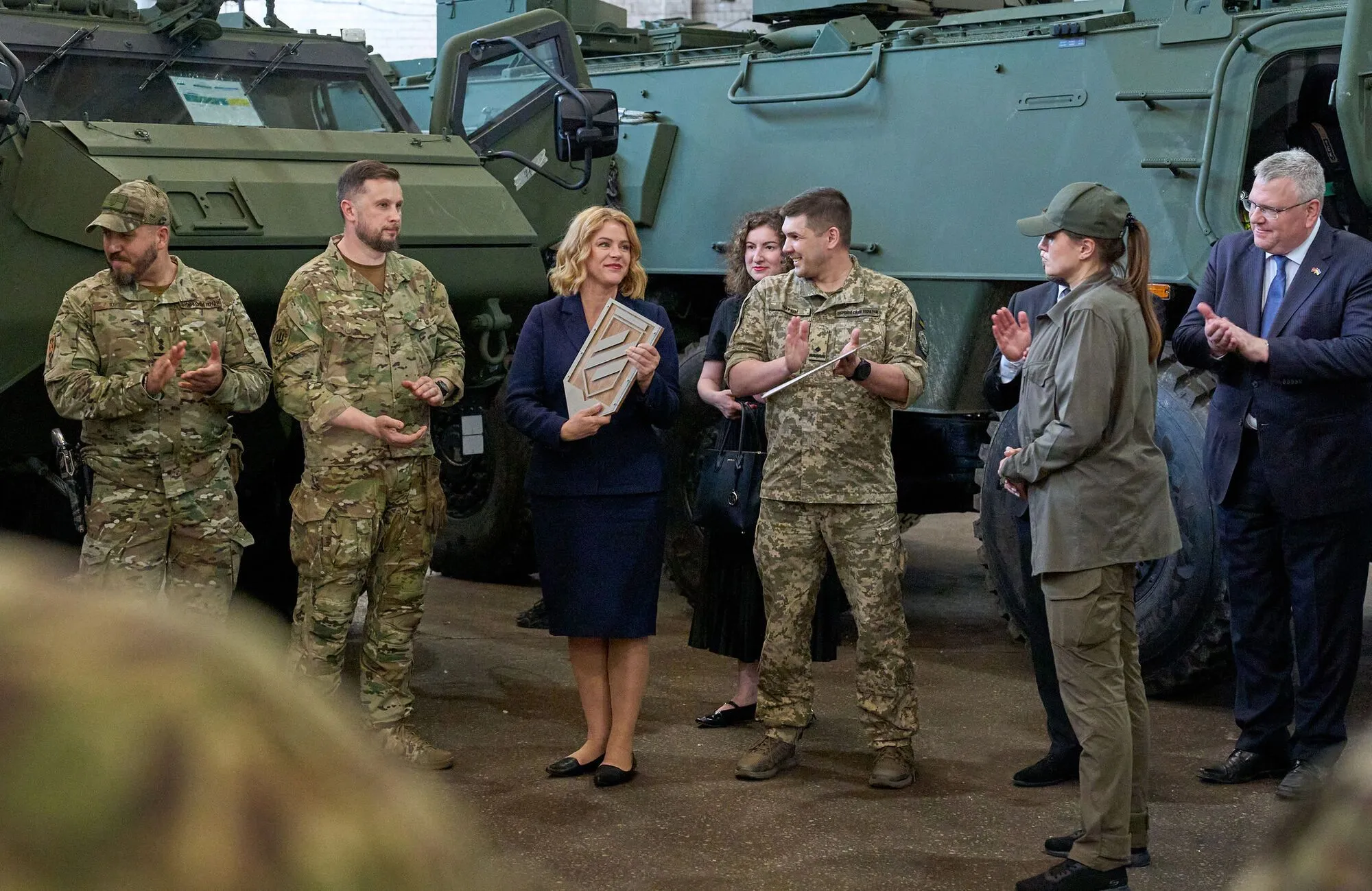 Прем'єрка Латвії передала Україні 15 БТР Patria: подробиці візиту і фото