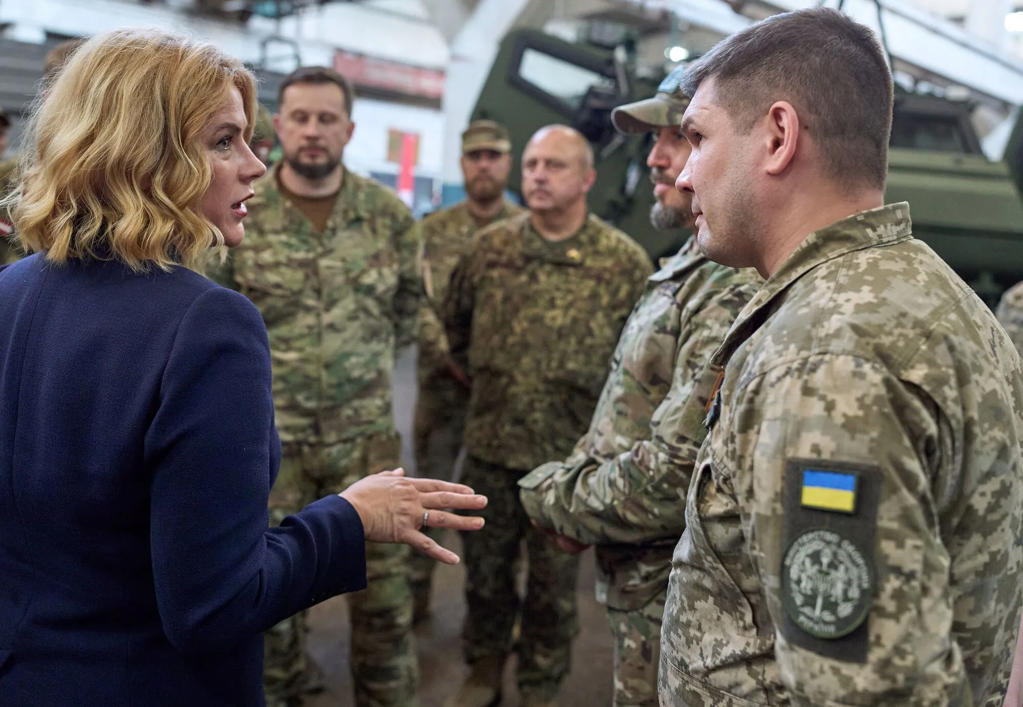 Прем'єрка Латвії передала Україні 15 БТР Patria: подробиці візиту і фото