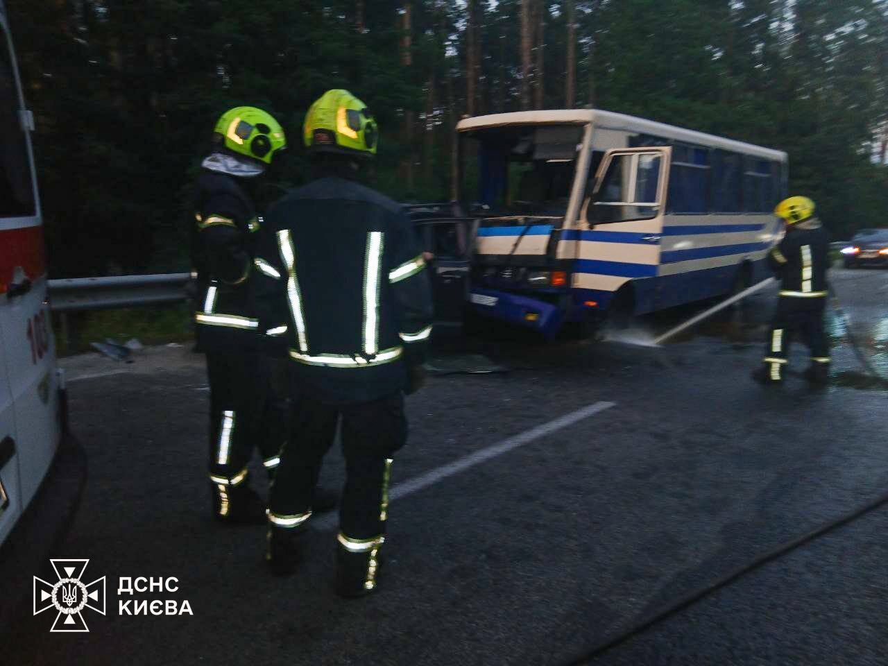 В Киеве произошла авария с участием маршрутки и легковушки: есть пострадавшие. Подробности и фото