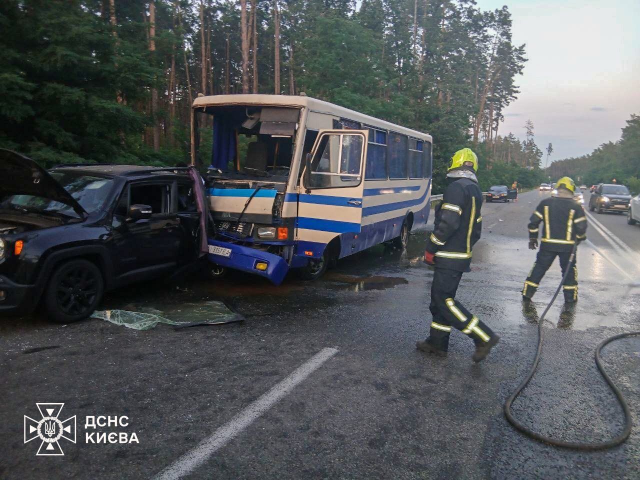 В Киеве произошла авария с участием маршрутки и легковушки: есть пострадавшие. Подробности и фото