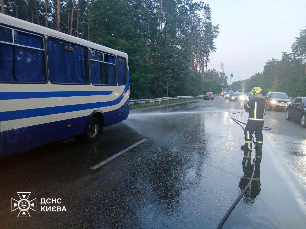 В Киеве произошла авария с участием маршрутки и легковушки: есть пострадавшие. Подробности и фото