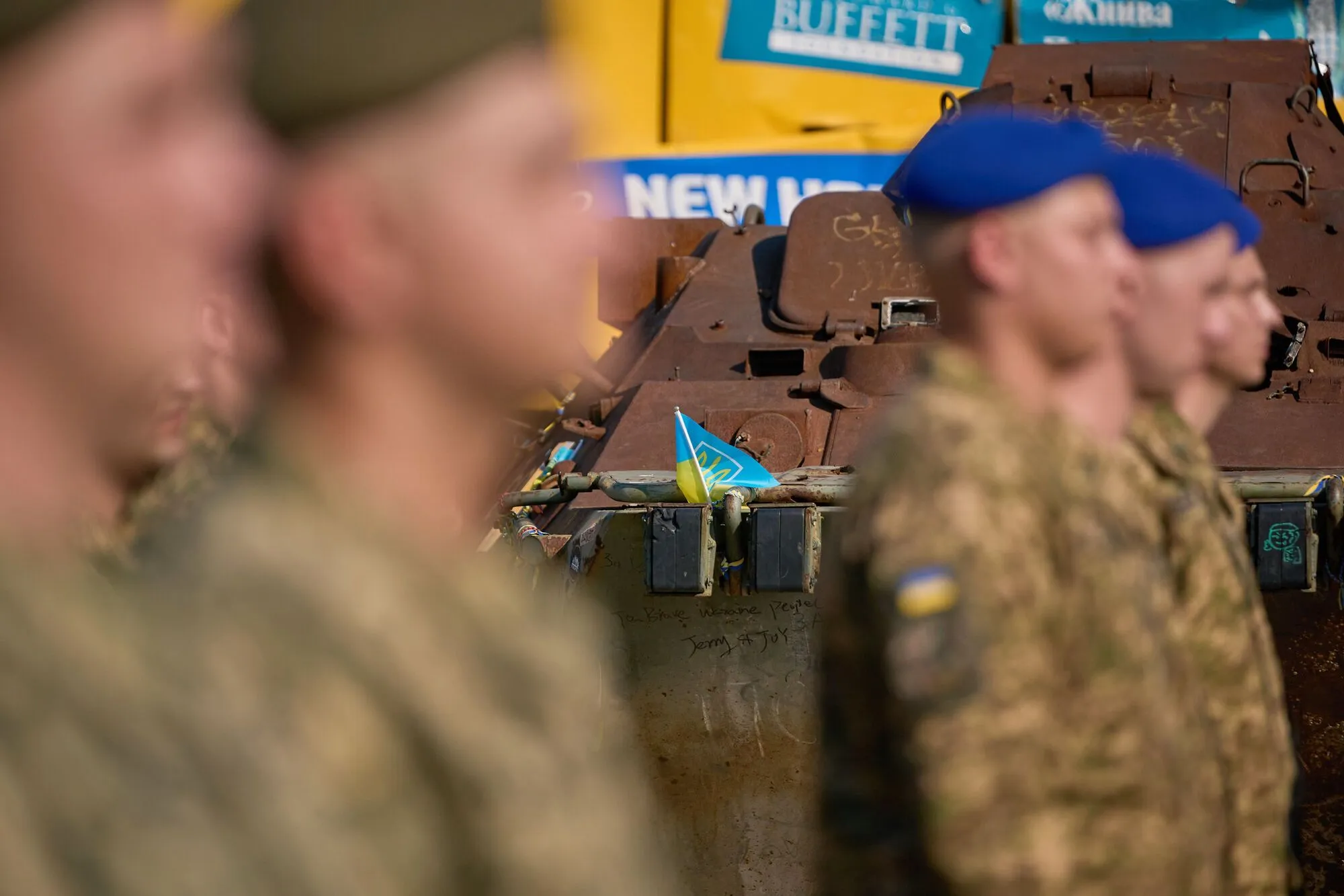 Прем'єрка Латвії передала Україні 15 БТР Patria: подробиці візиту і фото
