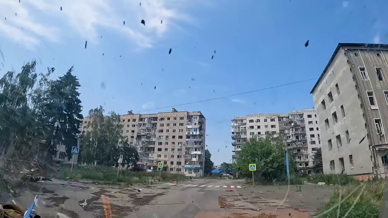 "Дрон над нами": у поліції показали, як рятують людей з охопленого вогнем Покровська. Відео