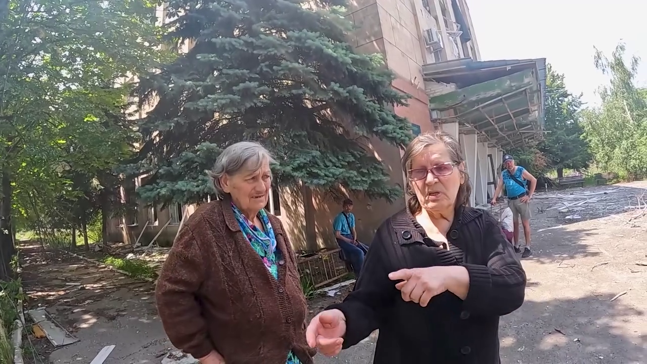 "Дрон над нами": у поліції показали, як рятують людей з охопленого вогнем Покровська. Відео