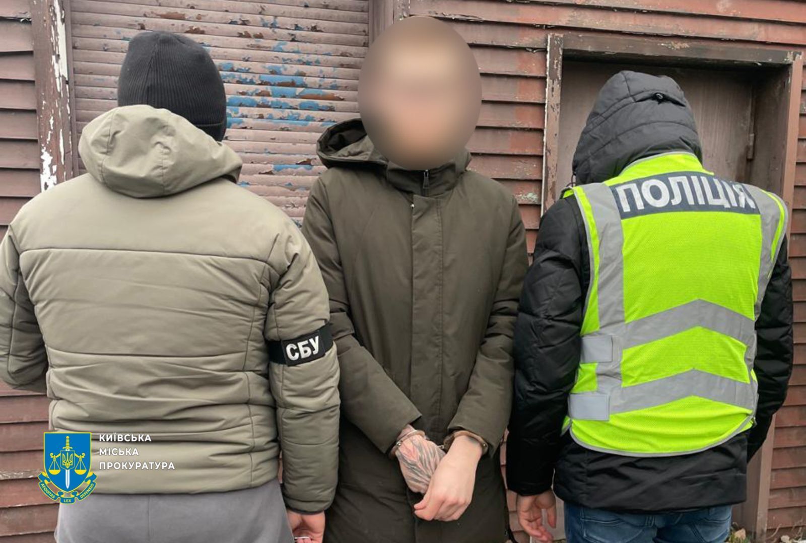 Пытались установить взрывчатку возле воинской части: в Киеве СБУ разоблачила вражеских агентов. Фото