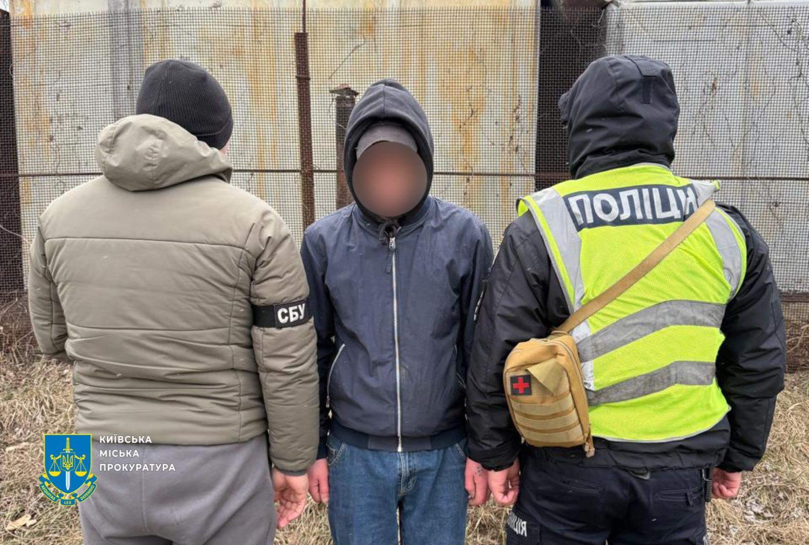 Пытались установить взрывчатку возле воинской части: в Киеве СБУ разоблачила вражеских агентов. Фото