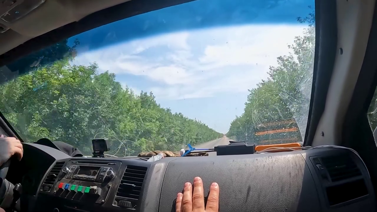 "Дрон над нами": у поліції показали, як рятують людей з охопленого вогнем Покровська. Відео
