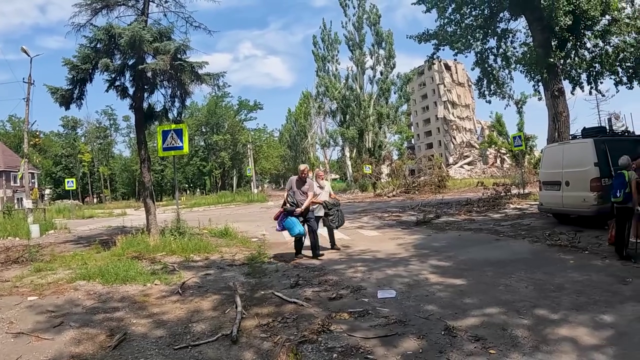 "Дрон над нами": у поліції показали, як рятують людей з охопленого вогнем Покровська. Відео
