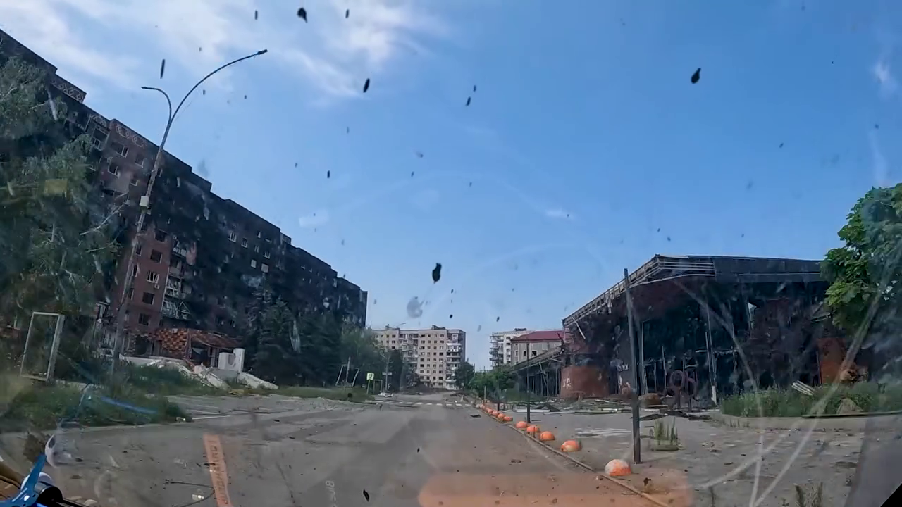 "Дрон над нами": у поліції показали, як рятують людей з охопленого вогнем Покровська. Відео