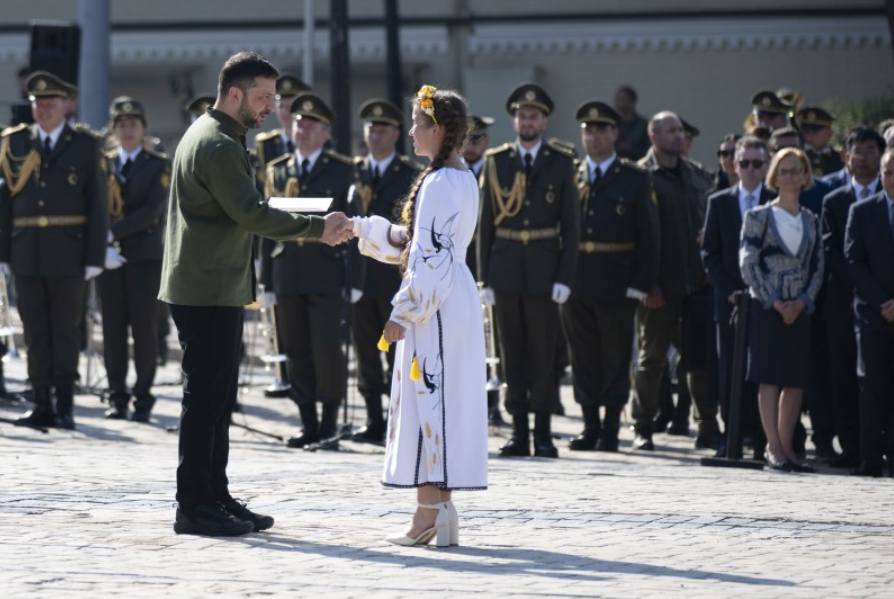 Зеленский вручил украинцам награды в День Украинской Государственности. Фото