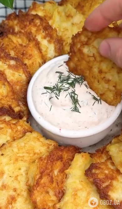 Картофельные деруны по-новому с вкусным соусом и селедкой: простой рецепт сытного блюда