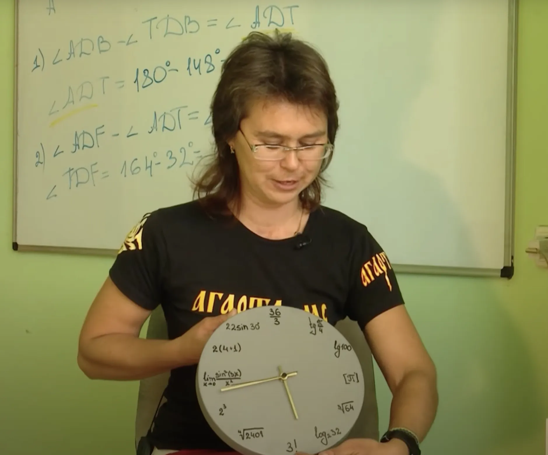 Репетитор по математике из Чернигова, которая обожает тяжелую музыку и катает учеников на байке, стала звездой TikTok. Видео