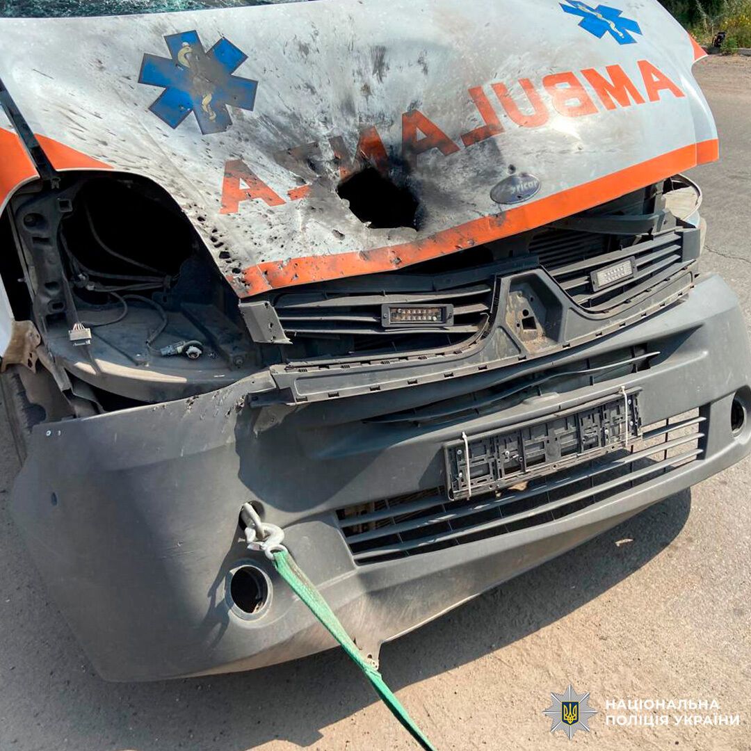 На Харківщині російський дрон поцілив в автомобіль швидкої: є постраждалі. Фото