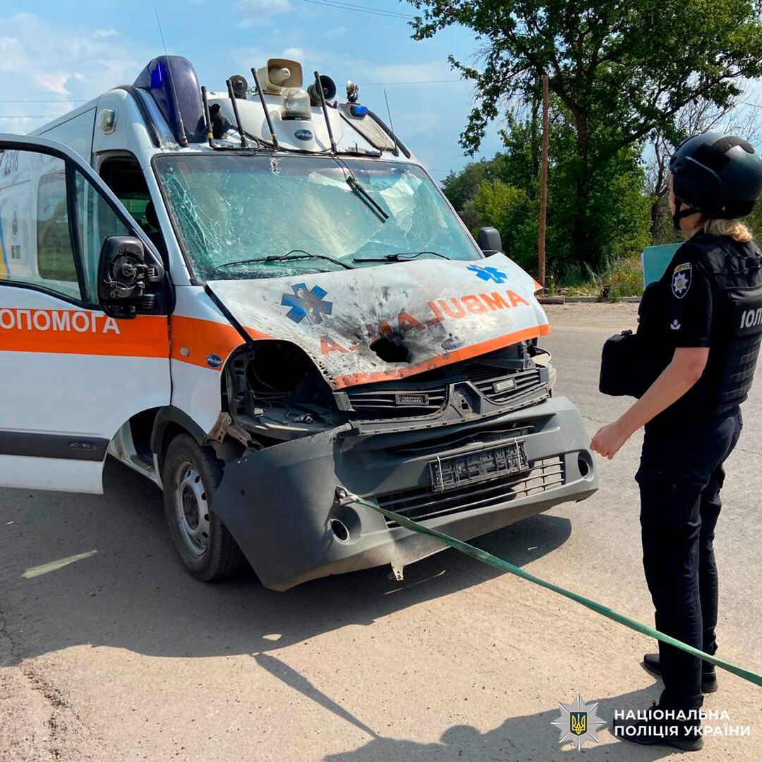 На Харківщині російський дрон поцілив в автомобіль швидкої: є постраждалі. Фото