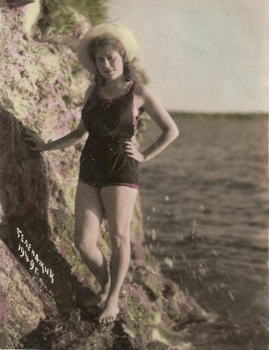 Считали неприличными: какие купальники запрещали носить в СССР