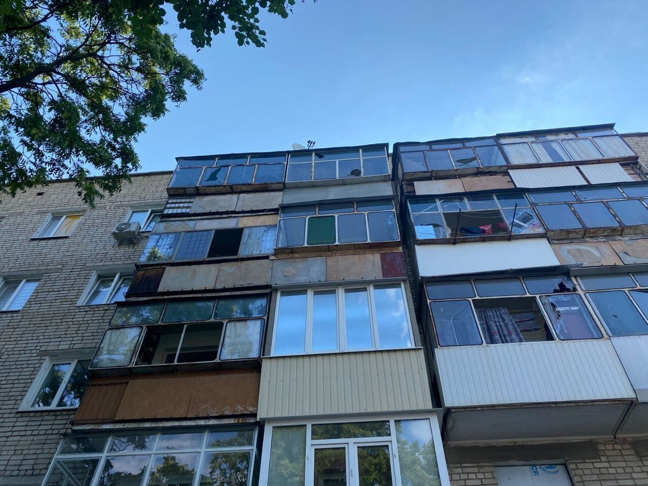 Оккупанты ударили по Никополю на Днепропетровщине: погибла женщина, пострадали пять человек. Фото