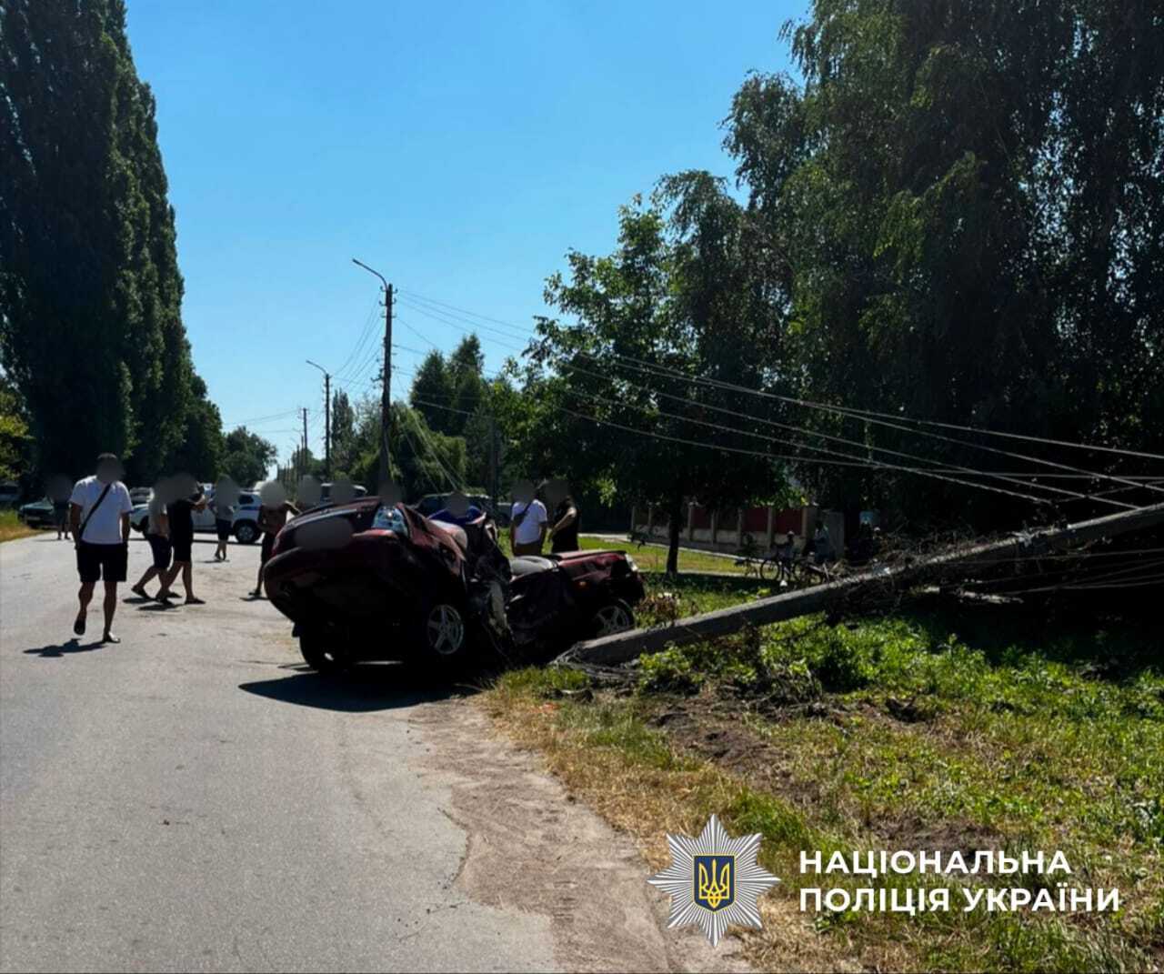 На Киевщине легковушка протаранила и повалила бетонную электроопору: есть погибший. Подробности и фото