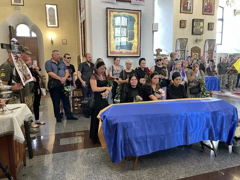 Її вбила Росія: у Полтаві прощаються з жінкою, яка померла від поранень внаслідок удару БПЛА по ТЦК. Фото
