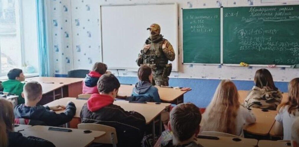 "Захватчики решили "стереть" Украину будто ластиком, а родители – соучастники": в оккупации детей усиленно готовят к войне