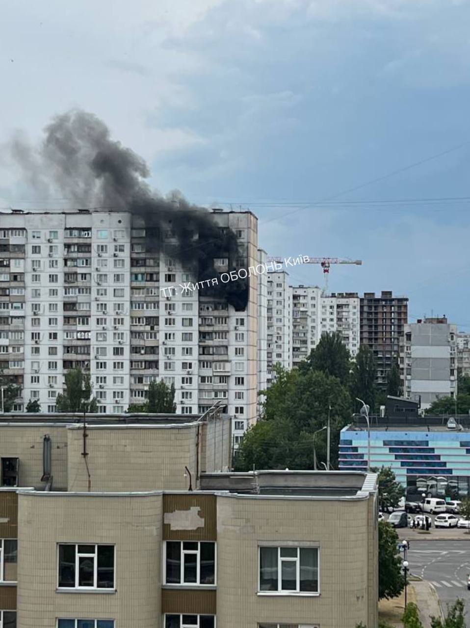 В Киеве на Оболони произошел пожар в многоэтажке: очевидцы сообщили о взрыве. Фото и видео