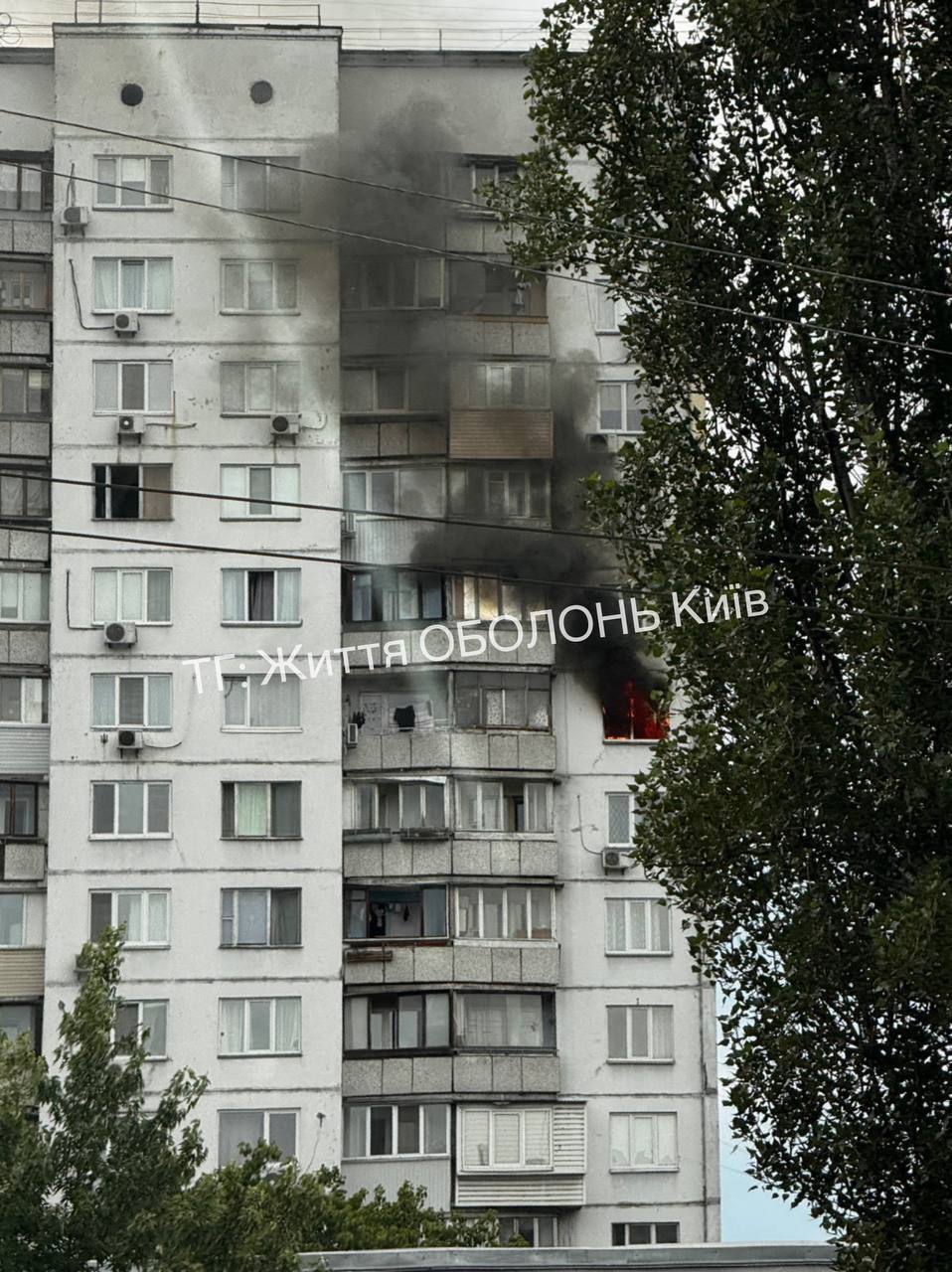 В Киеве на Оболони произошел пожар в многоэтажке: очевидцы сообщили о взрыве. Фото и видео