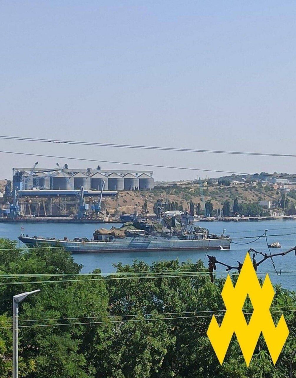 Агенты "Атеш" обнаружили в Севастополе корабль со следами повреждений после ракетного удара. Фото