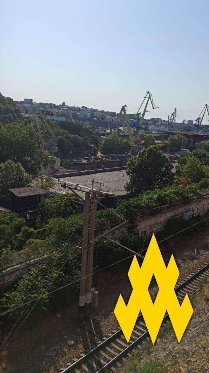 Агенты "Атеш" обнаружили в Севастополе корабль со следами повреждений после ракетного удара. Фото