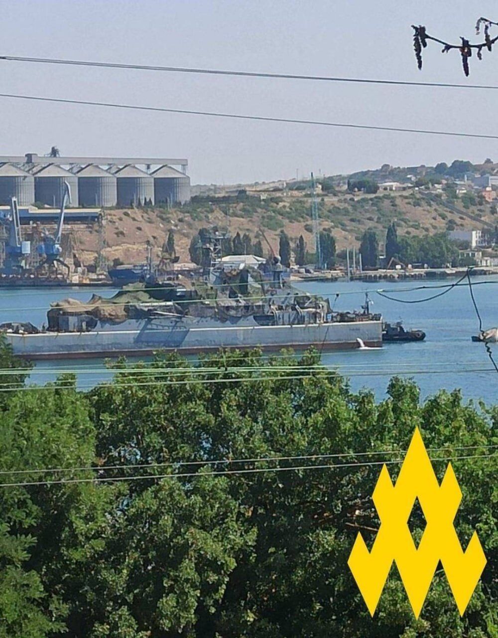 Агенты "Атеш" обнаружили в Севастополе корабль со следами повреждений после ракетного удара. Фото